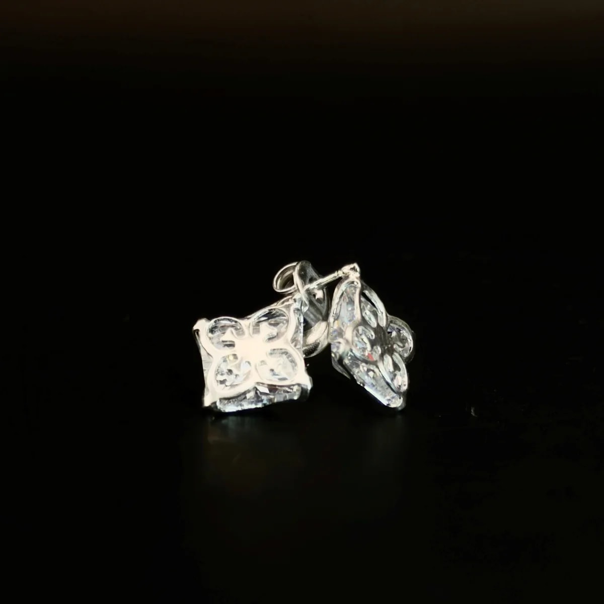 Broquel Zirconia blanca cuadrada con imagend de nudo de bruja de plata .925