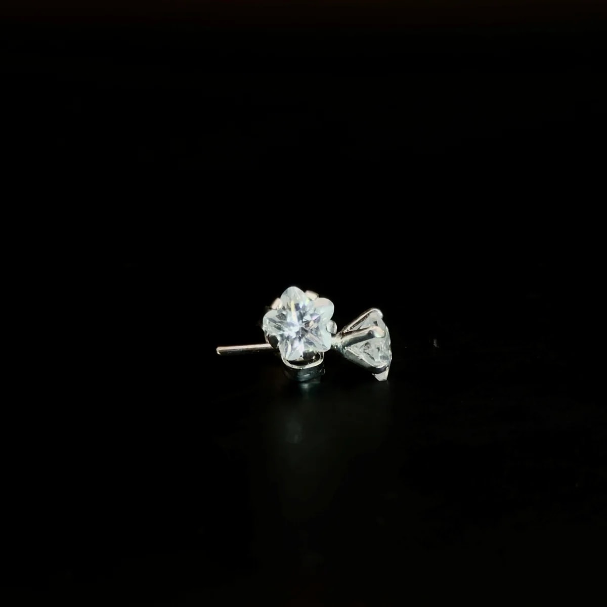 Broquel Zirconia blanca de flor 5mm de plata .925