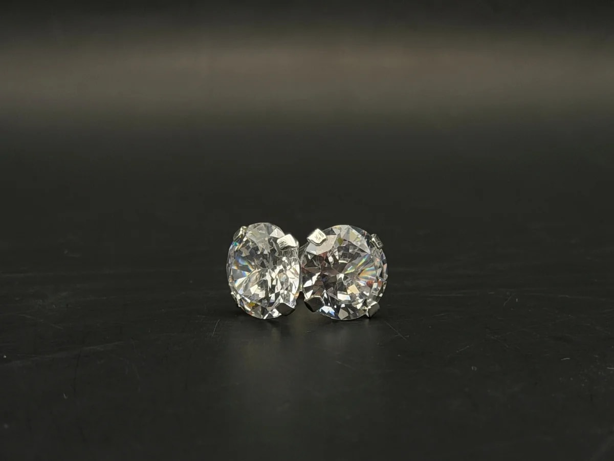 Broquel Zirconia blanca circula 10mm de plata .925