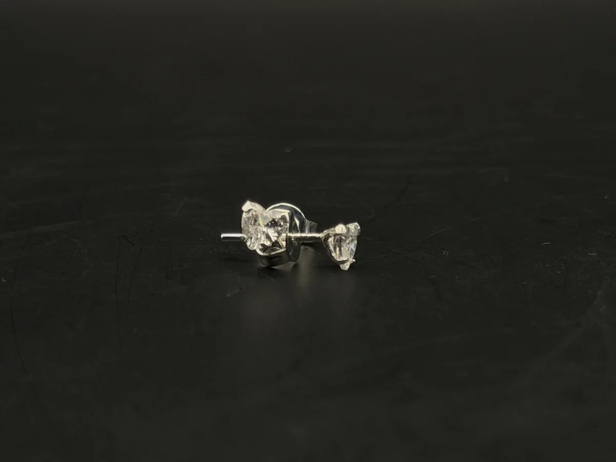Broquel Zirconia blanca corazon 4mm de plata .925