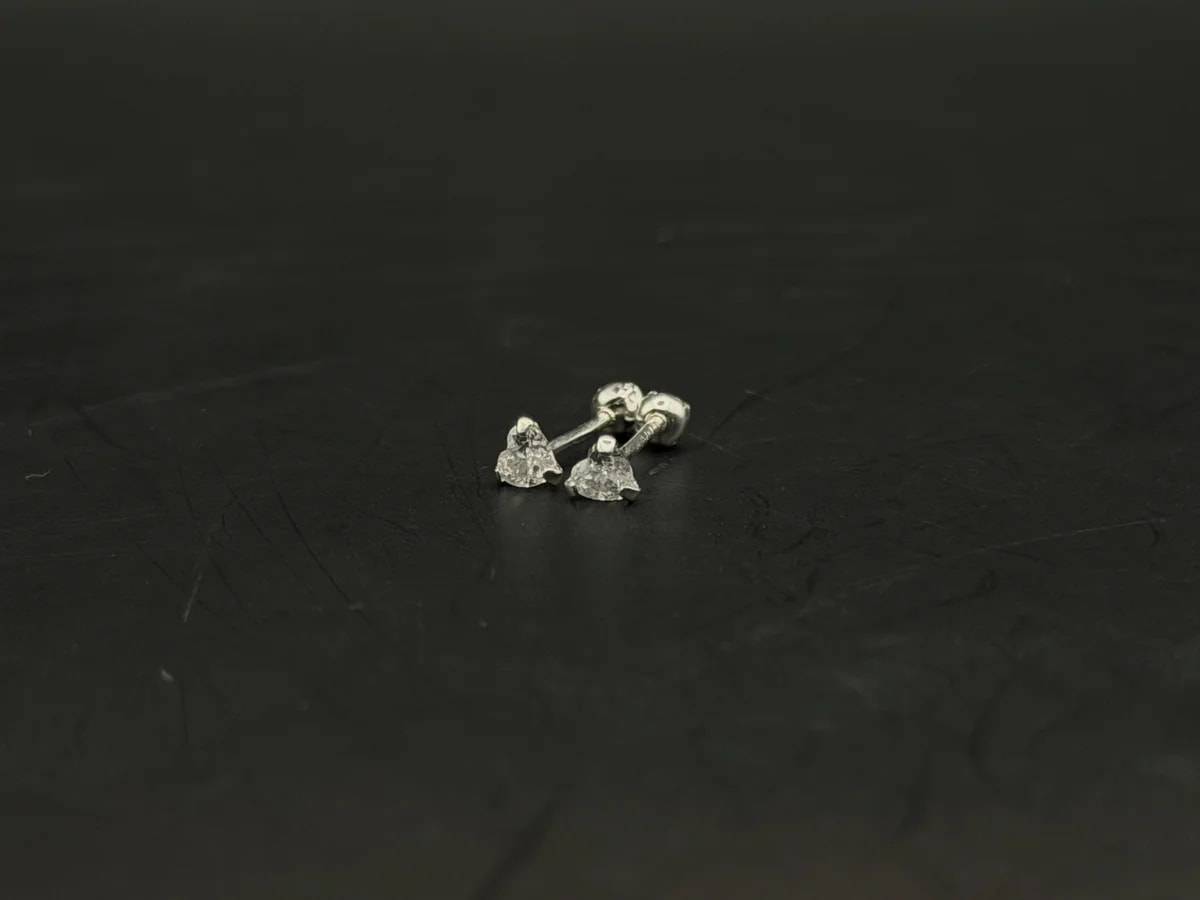 Broquel Zirconia blanca corazon 3mm de plata .925