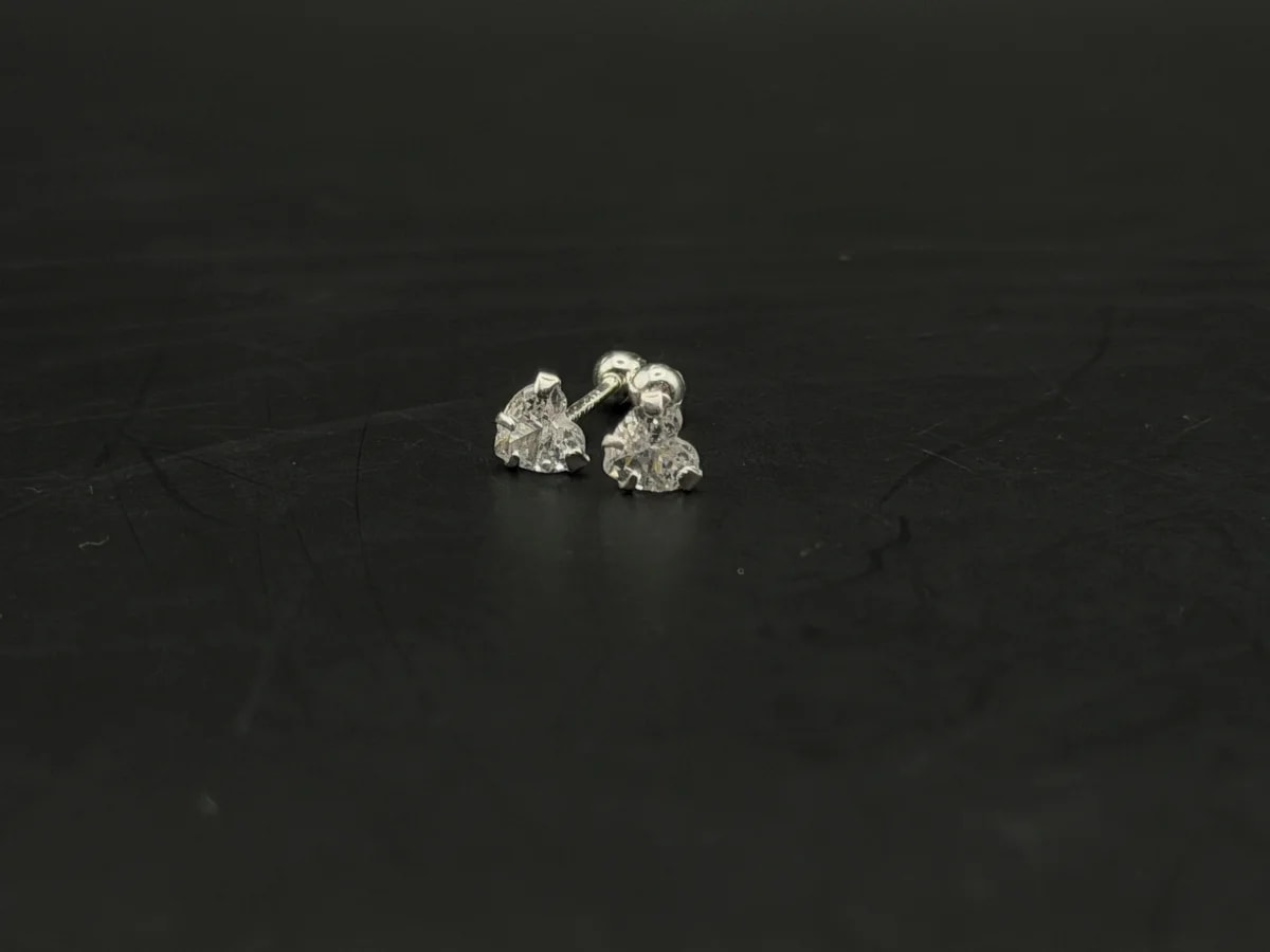 Broquel Zirconia blanca corazon 4mm de plata .925