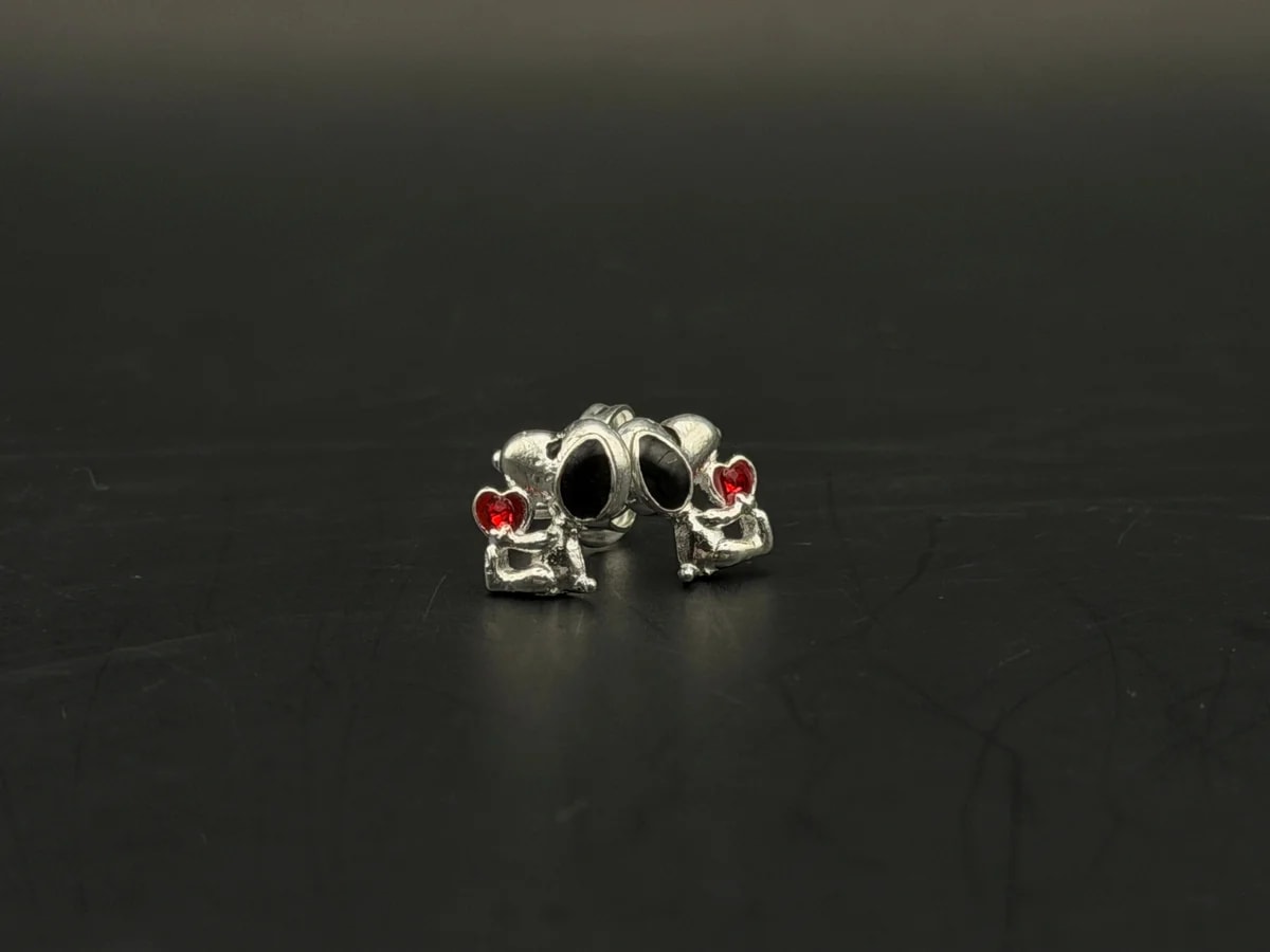 Broquel Snoopy de metal con corazon rojo de piedra de plata .925