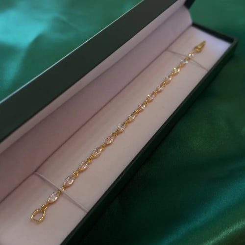 Pulsera Delicada con Detalle Oval en Chapa de Oro 18k