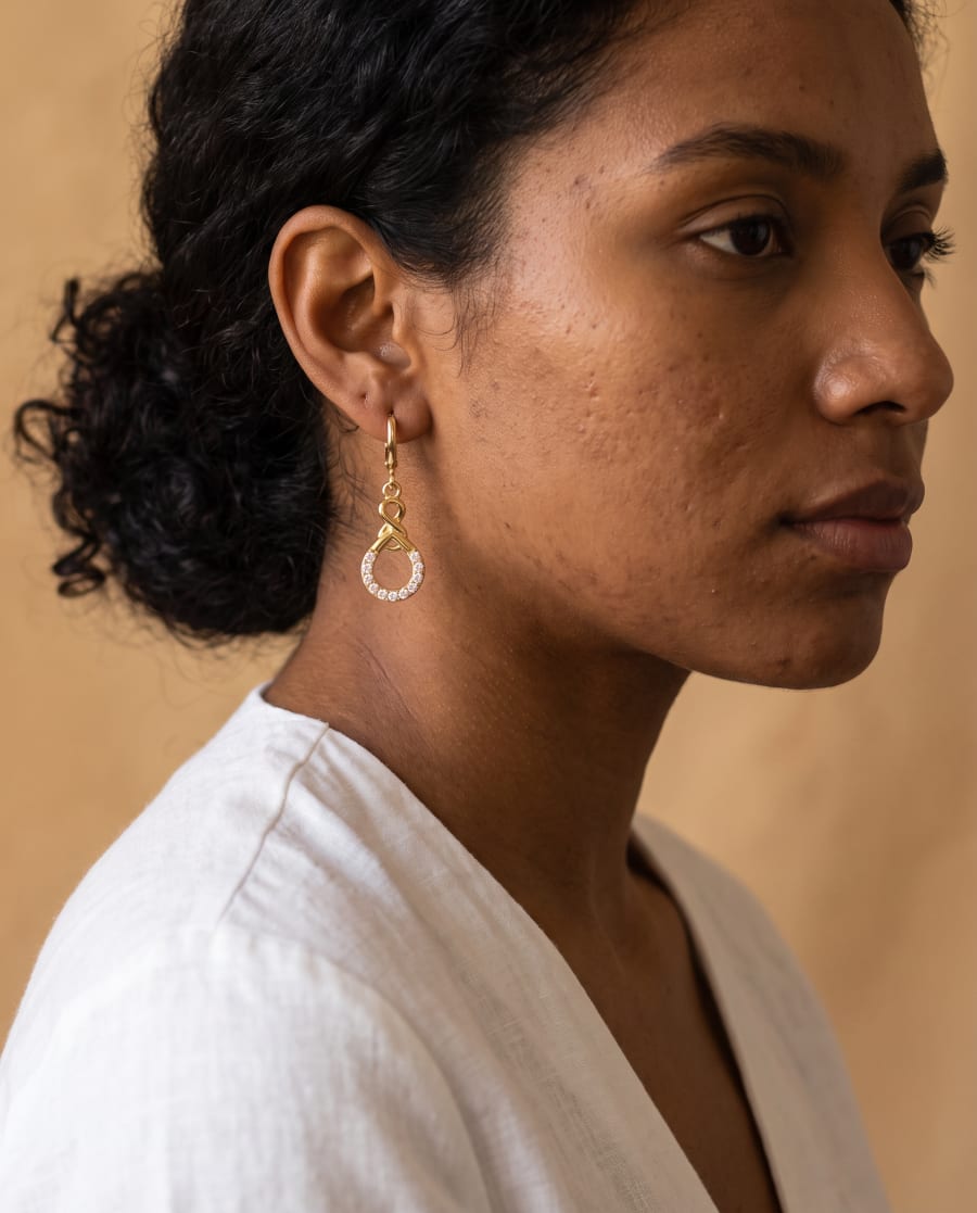 Modelo usando Aretes Largos con Círculo de
