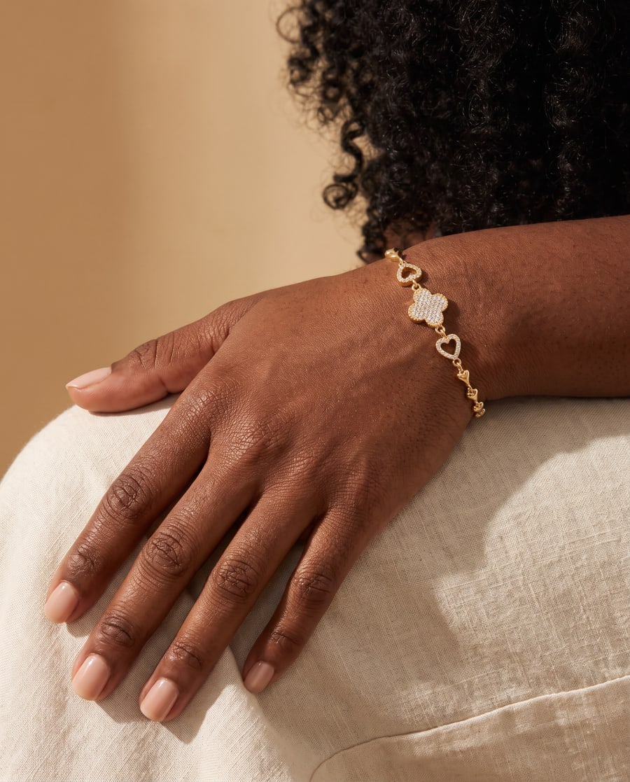 Modelo usando Pulsera Trébol con Corazones Brillante