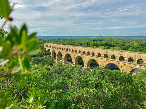 Nimes eSIM illustration