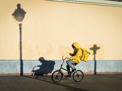 «Ъ»: Средняя зарплата курьеров достигла 55 тысяч рублей в месяц