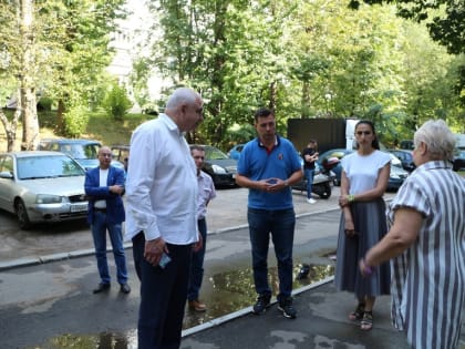 Владимир Шелухин встретился с жителями дома 12 по улице Лесной в Дзержинском