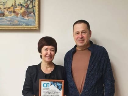 Член Общественной палаты Сергиево-Посадского городского округа Александр Шульгин поздравил с Днём учителя директора школы №16.