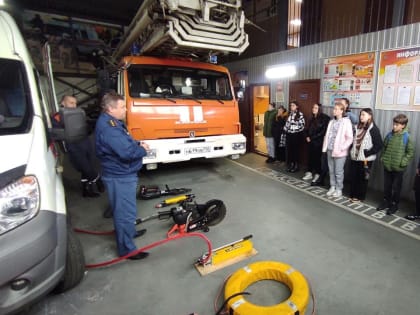 Ученики школы № 17 побывали в гостях у 259‑й пожарно‑спасательной части