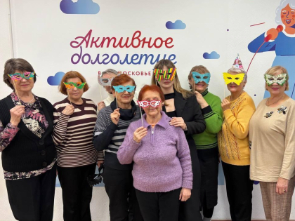 Электростальских пенсионеров на мастер-классе научили создавать новогодние маски