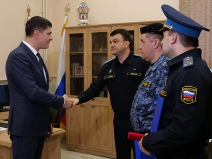 Владимир Волков вручил судебным приставам Люберец знаки отличия за помощь в задержании мужчины с мачете