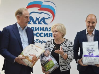 Партийцы из Люберец передали корм для животных из приюта