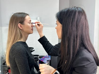 Партийцы организовали мастер-класс по визажу для родственников мобилизованных из Люберец