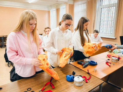 Электростальских старшеклассников научили собирать противогазы и респираторы