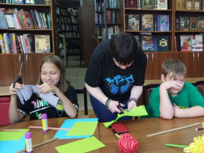 В Рузской библиотеке мастерили летний цветок