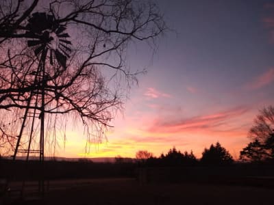 Atardecer con un molino de viento en Corral de Pirca