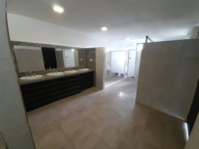 Baños del camping de Corral de Pirca, con bachas y duchas