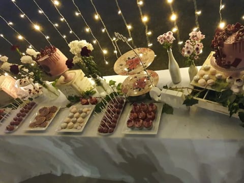 Mesa dulce con torta decorada para un evento en Corral de Pirca