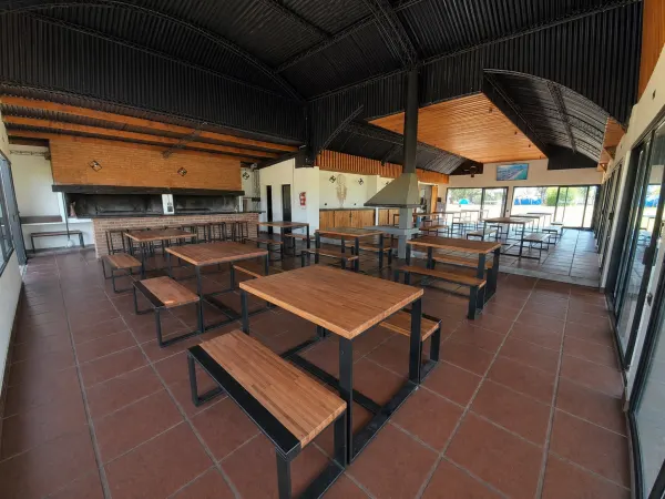 El salón de eventos de Corral de Pirca preparado para una fiesta