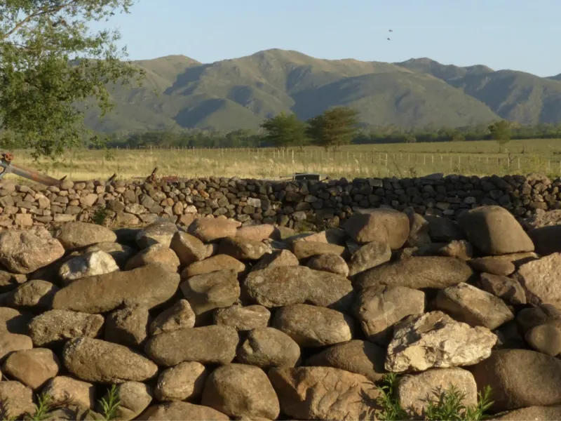 Vista aérea del corral de pirca del siglo XVIII, el círculo de piedra de 33 metros de diámetro que da nombre al complejo