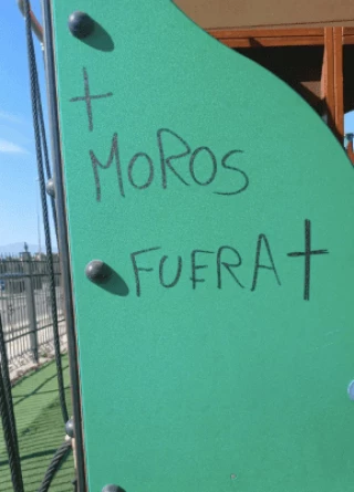 Alt-Seis madres musulmanas denuncian ante la Policía Nacional la grabación ilegal y difusión de imágenes de sus hijos menores en un video de odio del vicealcalde