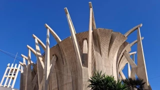 Alt-Brutalismo en Xàbia: la iglesia influenciada por Le Corbusier y Niemeyer y los chalés de hormigón crudo