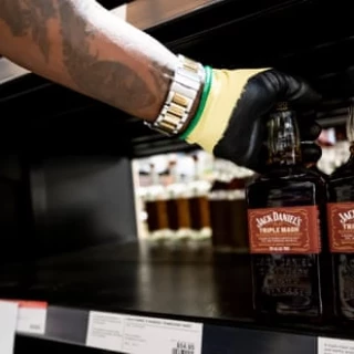 Alt-El fabricante de Jack Daniel's afirma que la retirada de los estantes de Canadá del alcohol estadounidense es "peor que un arancel" [ENG]