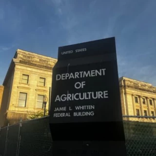 Alt-30.000 granjeros en riesgo de bancarrota por la congelación de fondos de Trump [Ing]