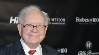 Alt-Warren Buffett sorprende en la junta de Berkshire Hathaway y anuncia su retirada como consejero delegado