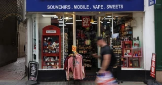 Alt-Una tienda de souvenirs cobra 900 euros a unos turistas por dos bolsas de caramelos: la policía hace una redada y dos dependientes se dan a la fuga