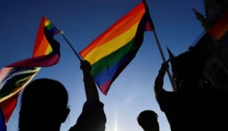 Alt-Nueva polémica en Huelva: el Ayuntamiento califica a las personas LGTBIQ+ como "diferentes"