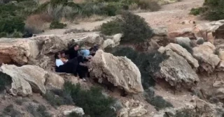 Alt-Unos turistas energúmenos lanzan una gran roca desde un acantilado en Ibiza