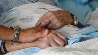 Alt-"¿Debo alegrarme de la muerte de mi madre?"