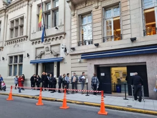 Alt-Medio millón de personas esperan por su turno ante consulados desbordados y la Argentina concentra la mayor demanda