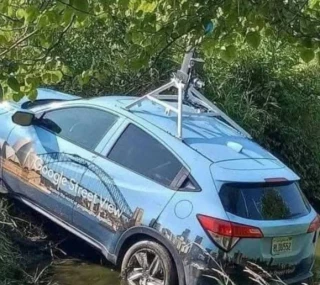 Alt-México: confunden vehículo de Google Maps con unidad que atrae huracanes, lo apedrean y termina en el río