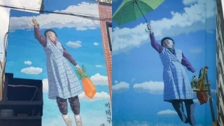 Alt-La superabuela de Yoseba MP que voló sin permiso desde Santiago hasta un edificio de Corea: «Me enteré por una seguidora de que me habían copiado el mural»