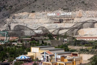 Alt-Era la atracción estrella de Terra Mítica. Ahora lleva casi una década abandonada y es símbolo de la decadencia del parque