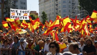 Alt-Militantes del PP jalean a Mazón en la manifestación de Madrid