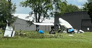 Alt-Un avión con 20 personas a bordo se estrella en EE.UU (noticia en curso, inglés)