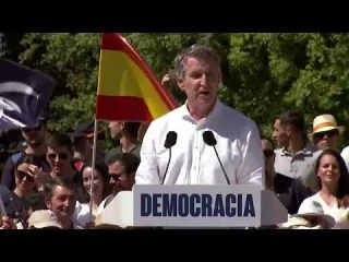 Alt-Feijóo dice que la manifestación de hoy es una manifestación sin siglas ni partidos mientras ondea tras el una bandera con las siglas del PP