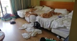 Alt-Basura, colchones fuera de su sitio y heces: así se encuentran las ‘kellys’ las habitaciones de hotel que limpian en verano: “Es un turismo de borrachera”