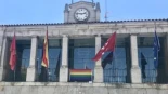 Alt-El Ayuntamiento de Robledo de Chavela anima a "taurinos, cazadores y maridos maltratados" a poner su bandera en la fachada para justificar la del Orgullo