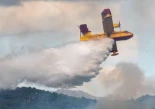 Alt-Un bombero explica cómo actuar ante un avión que descarga agua en un incendio