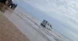 Alt-Un dominguero aparca su caravana tan cerca del mar que se la lleva la marea: «Menudas vistas»