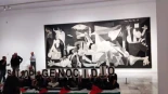 Alt-Activistas propalestinos burlan la seguridad del Museo Reina Sofía y denuncian ante el 'Guernica' los crímenes de Israel: "Stop Genocidio"