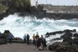 Alt-Dos fallecidos y 15 heridos en varios incidentes por golpes de mar en la isla de Tenerife