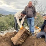Alt-Un pastor de cabras descubre una estela funeraria romana  (ENG)