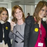Alt-Sarah Ferguson llevó a sus hijas a almorzar con Epstein mientras estaba en arresto domiciliario días después de que saliera de prisión (ING)
